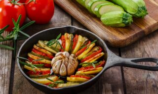 Kartoffelscheiben mit Tomaten, Zucchini und Dip Kartoffelscheiben mit Tomaten, Zucchini und Dip