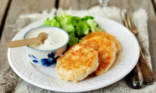 Putenfrikadellen mit Salat und Joghurtsauce Putenfrikadellen mit Salat und Joghurtsauce