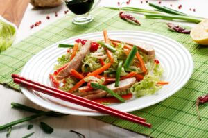 Geflügelsalat mit Chinakohl, Bohnen, Möhre und Paprika