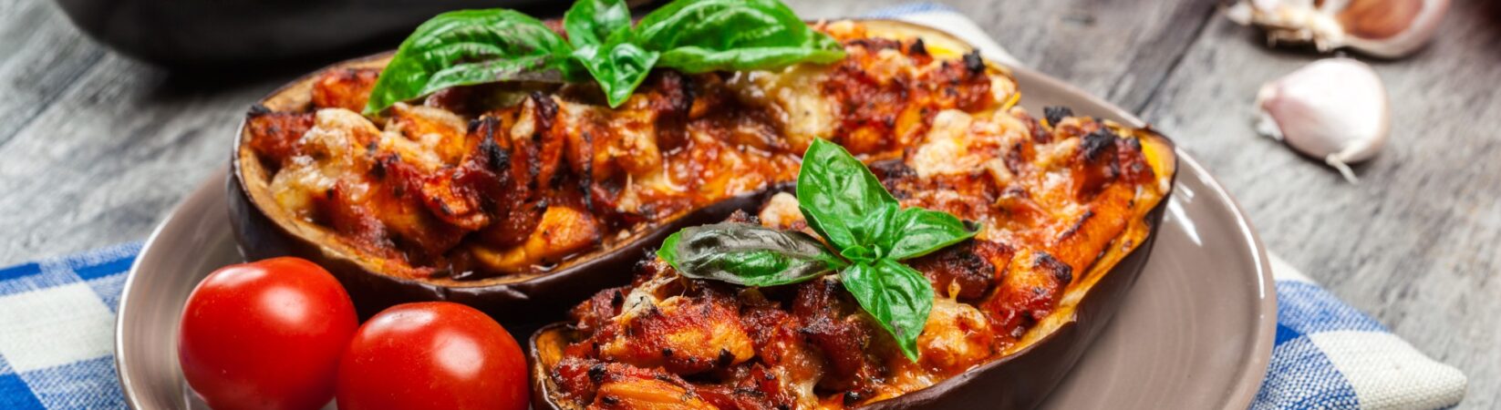 Gefüllte Aubergine mit würzigem Huhn und Frischkäse