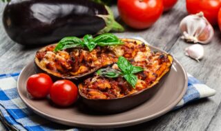 Gefüllte Aubergine mit würzigem Huhn und Frischkäse