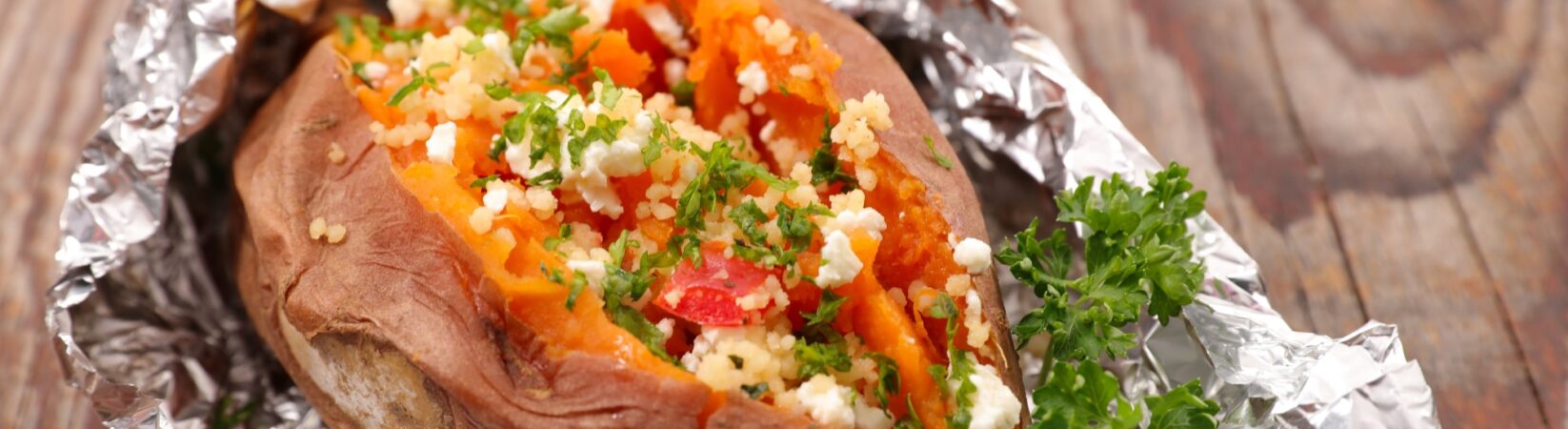 Gefüllte Süßkartoffel mit Couscous, Paprika und Feta