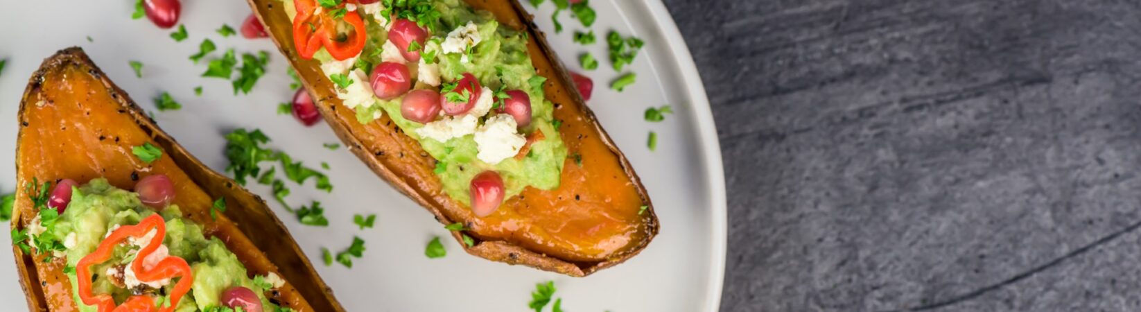 Gefüllte Süßkartoffel mit Guacamole und veganem Feta