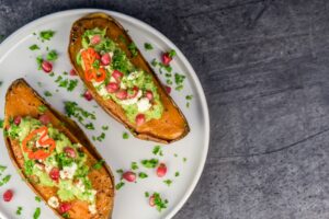 Gefüllte Süßkartoffel mit Guacamole und veganem Feta