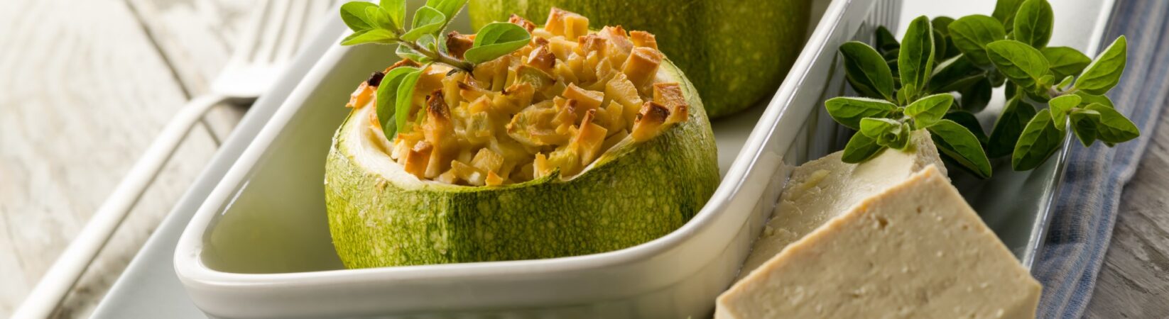 Gefüllte Zucchini mit Tofu und mit Käse überbacken