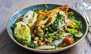 Gefüllte Hühnerbrust mit Pak Choi, Möhren und Erbsen Gefüllte Hühnerbrust mit Pak Choi, Möhren und Erbsen