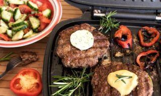 Gegrillte Hackpatties mit Gurke und Paprika
