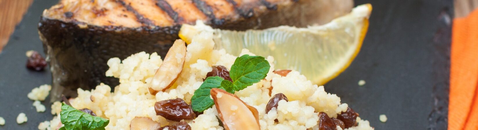 Gegrilltes Lachssteak mit Couscous und Tomatensalat