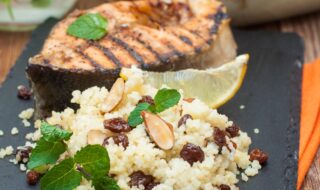 Gegrilltes Lachssteak mit Couscous und Tomatensalat Gegrilltes Lachssteak mit Couscous und Tomatensalat