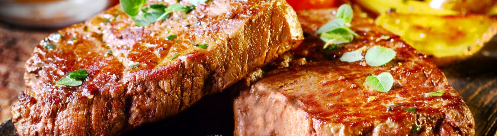 Gegrilltes Steak mit Kartoffeln und Tomaten