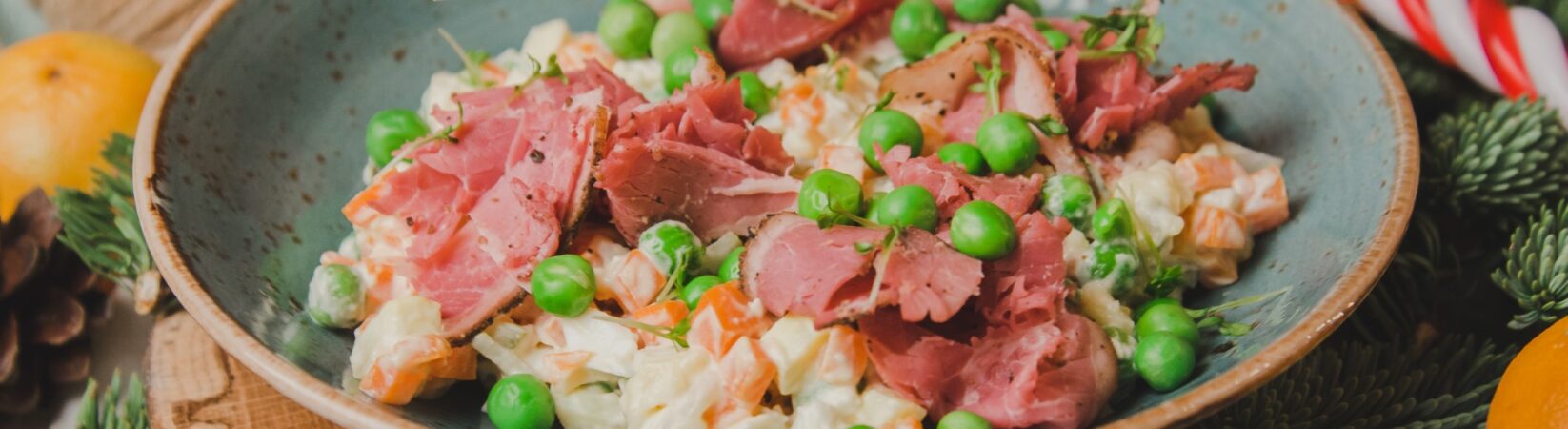 Gemüse-Salat mit Roastbeef und Kresse