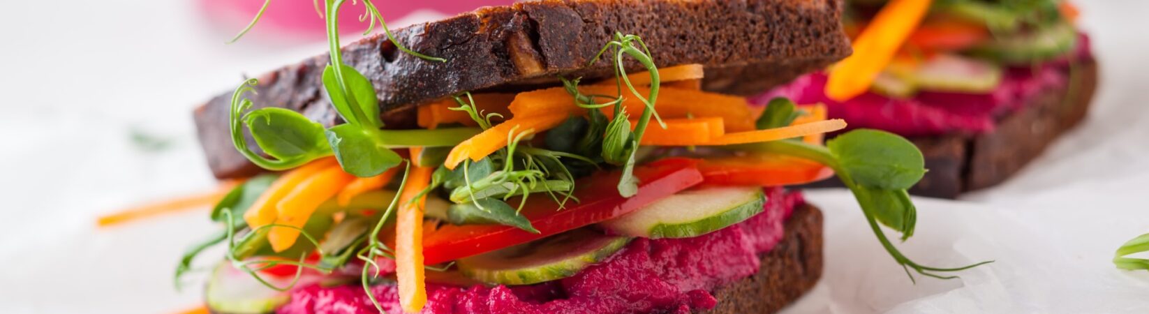 Gemüsebrot mit rote-Bete-Meerrettich-Creme