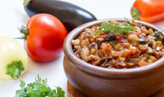 Gemüseeintopf mit Aubergine, Zucchini, Paprika und Tomaten Gemüseeintopf mit Aubergine, Zucchini, Paprika und Tomaten