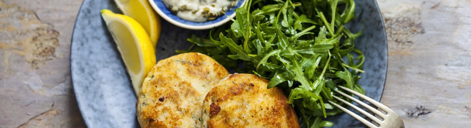 Gemüsefrikadellen mit Kapern-Dip und Rucola