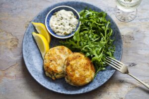 Gemüsefrikadellen mit Kapern-Dip und Rucola