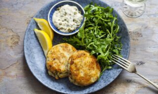 Gemüsefrikadellen mit Kapern-Dip und Rucola