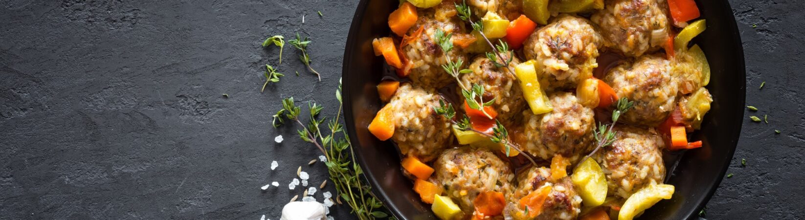 Gemüsepfanne mit Hackbällchen aus Kidneybohnen