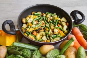 Kartoffelpfanne mit Kürbis, grünen Bohnen und Zucchini