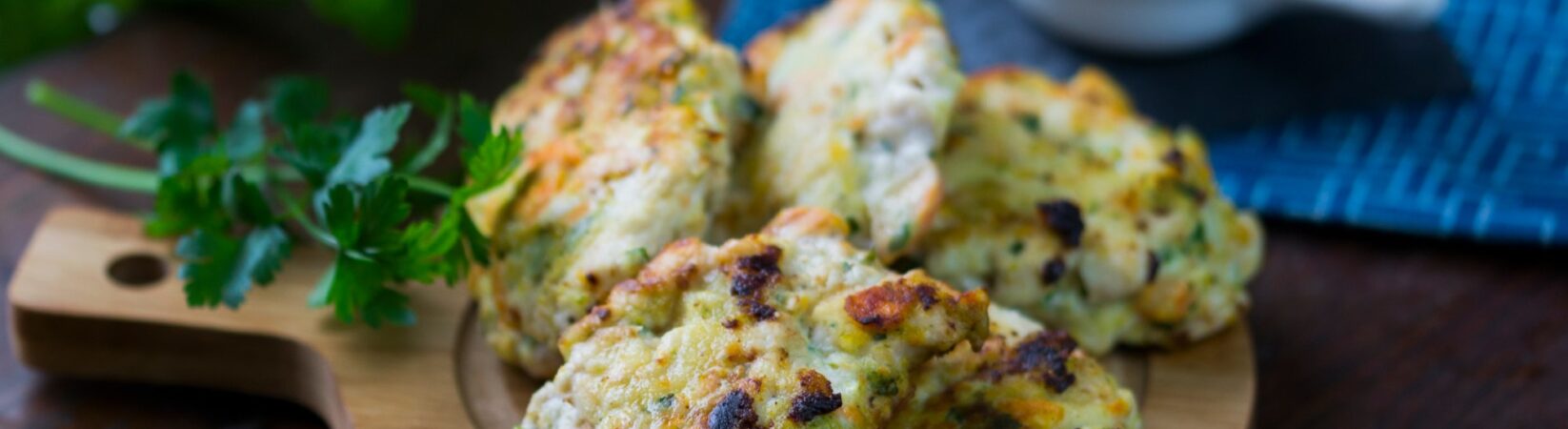 Zucchinipuffer mit Kartoffeln, Möhren und Dip