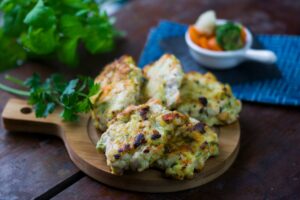 Zucchinipuffer mit Kartoffeln, Möhren und Dip