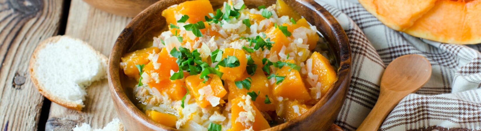 Gemüsesuppe mit Kürbis, Blumenkohlreis und Geflügelhack