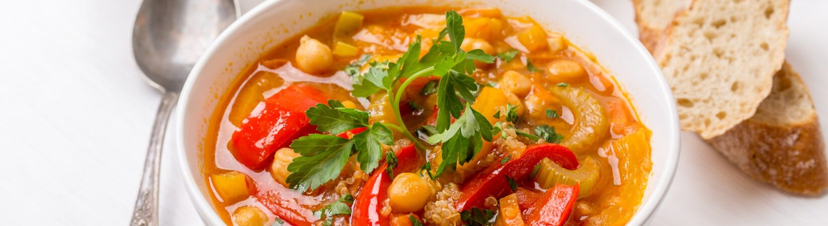 Gemüsesuppe mit Paprika, Kichererbsen und Quinoa