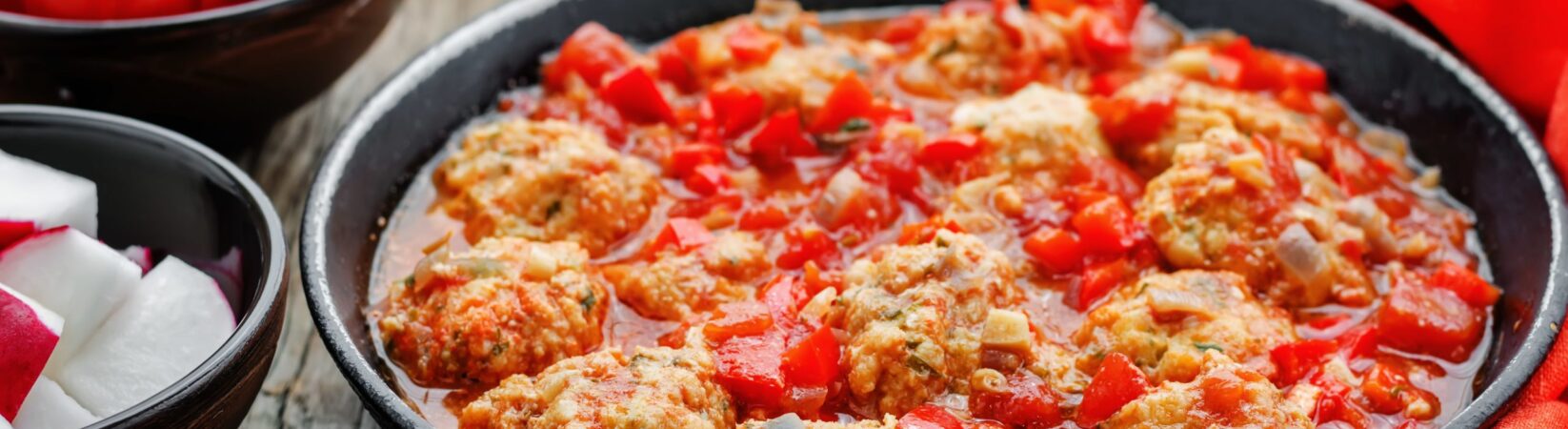 Hackbällchen aus Kidneybohnen mit Tomaten und Paprika