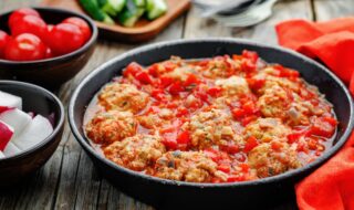 Hackbällchen aus Kidneybohnen mit Tomaten und Paprika