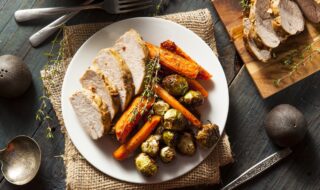 Putenbrust mit Senfkruste, Möhren und Rosenkohl Putenbrust mit Senfkruste, Möhren und Rosenkohl