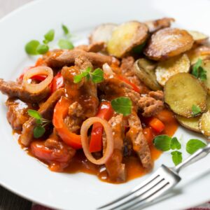 Geschnetzeltes mit Paprika und Bratkartoffeln