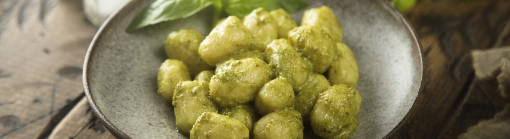 Gnocchi mit Pesto und Tomatensalat