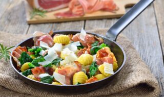 Gnocchi mit Schinken, Spinat und Parmesan