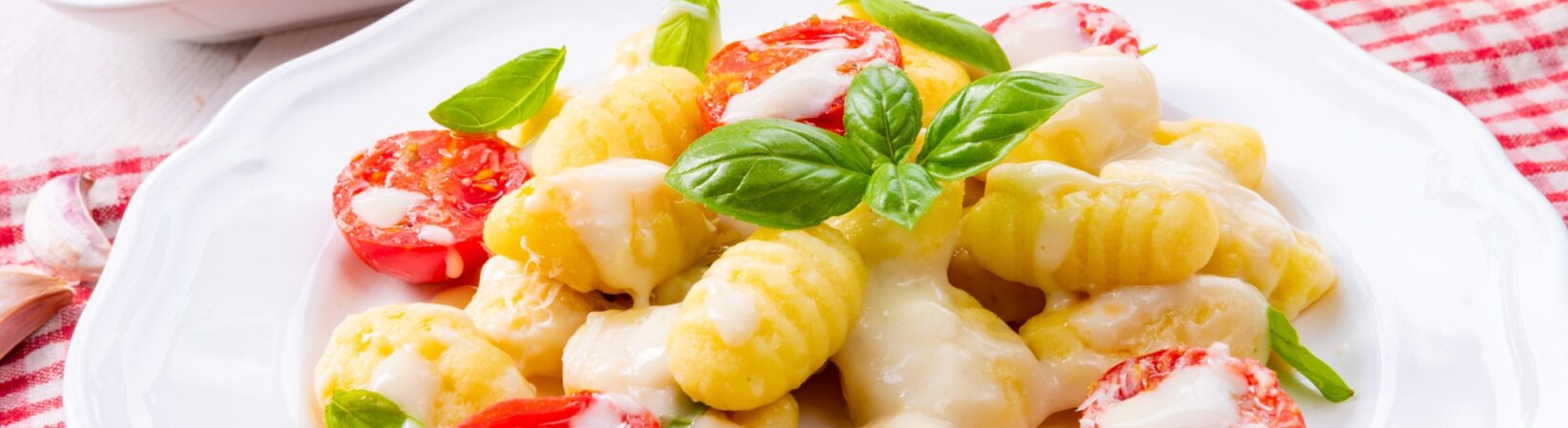 Gnocchi mit Tomaten, Gouda und Basilikum