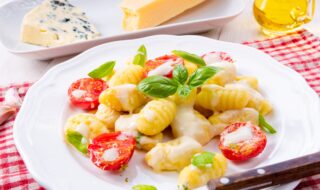 Gnocchi mit Tomaten, Gouda und Basilikum