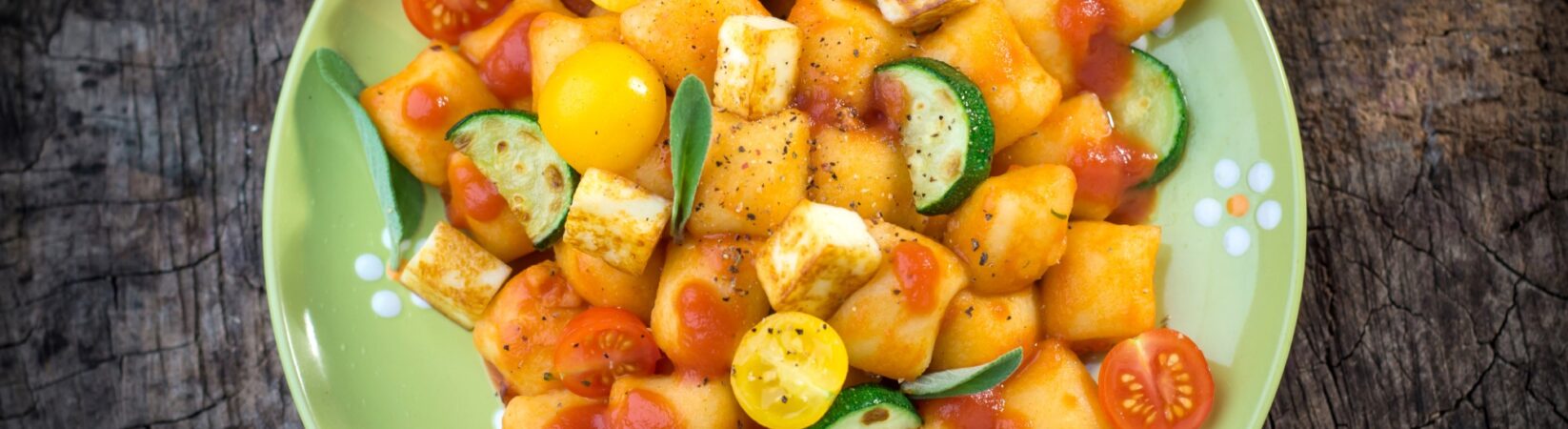 Gnocchi mit Tomaten, Zucchini und Tofu