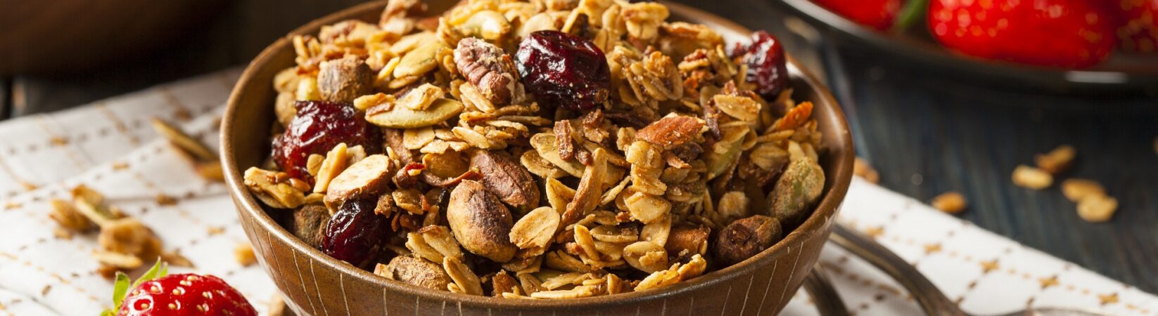 Granola mit Erdbeeren, Cranberries und Pistazien