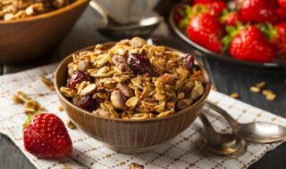 Granola mit Erdbeeren, Cranberries und Pistazien