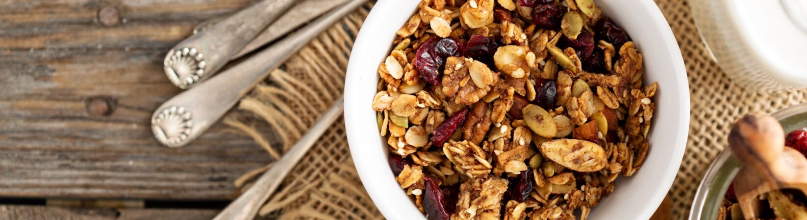 Granola mit Kürbiskernen und Mandeln