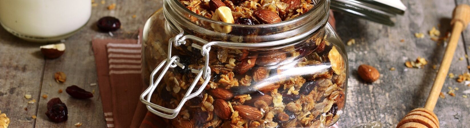 Granola mit Nüssen und Cranberries