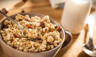 Granola mit Bananenmilch Granola mit Bananenmilch