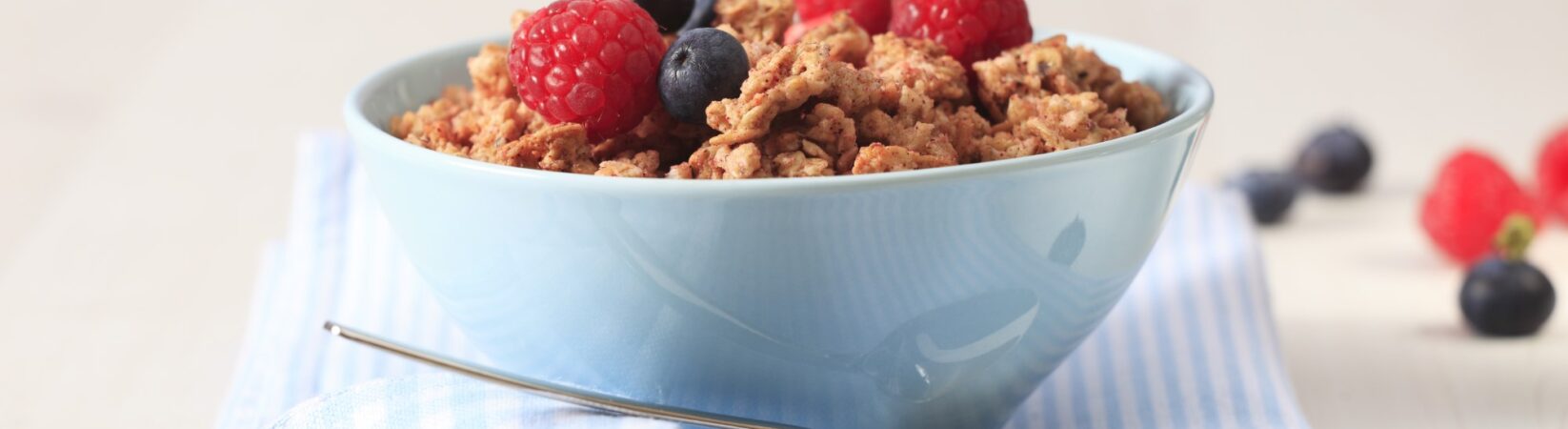 Granola mit Bananen-Schokomilch, Walnüssen und Kernen