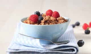 Granola mit Bananen-Schokomilch, Walnüssen und Kernen