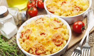 Auflauf mit Muschelnudeln, Tomaten und Mozzarella