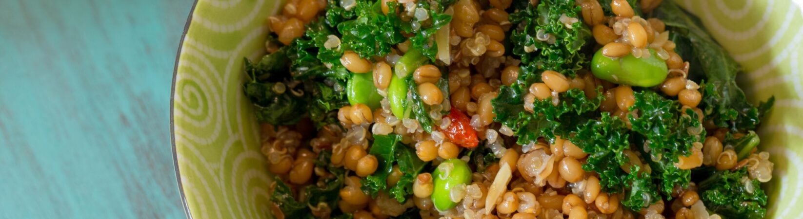 Graupen mit Quinoa, Grünkohl, Edamame und Tomaten