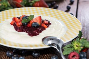 Grießbrei mit Beeren und Mandeln