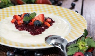Grießbrei mit Beeren und Mandeln