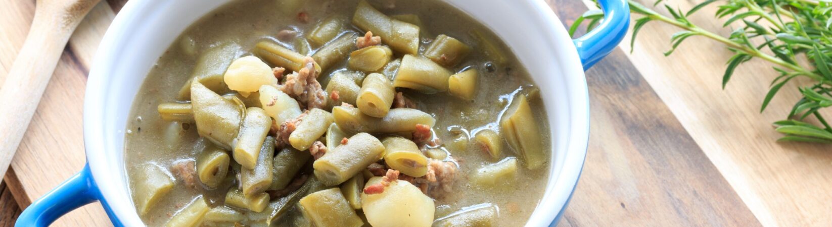 Grüner Bohneneintopf mit Kartoffeln und Sojahack