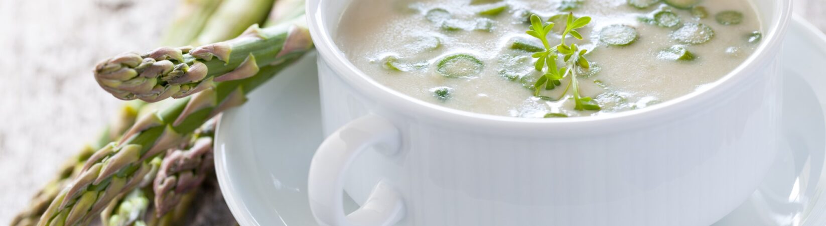 Grüne Spargelsuppe mit Jakobsmuscheln