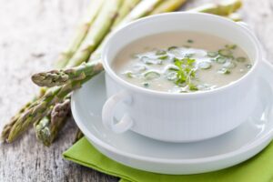 Grüne Spargelsuppe mit Jakobsmuscheln