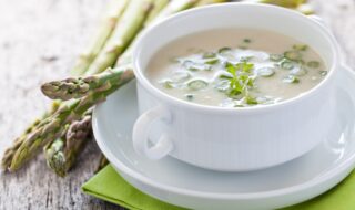 Grüne Spargelsuppe mit Jakobsmuscheln Grüne Spargelsuppe mit Jakobsmuscheln